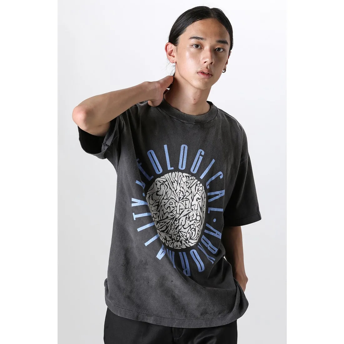 SAINT Mxxxxxx IDEOLOGICAL SS TEE/BLK Peace and anti-war crack pattern tee, washed black S-XL, look for the cylindrical fabric without side seams, the open width is almost meaningless Asut ready-made garments dyed, the whole piece is sprayed with horse-hair spray, and then sprayed again to fade, the collar and cuffs are frayed, many places are broken, oversized printing position, genuine level restoration, complete accessories, with little angel anti-counterfeiting label